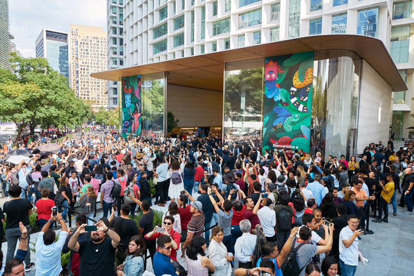 La foule à l’extérieur d’Apple Antara.