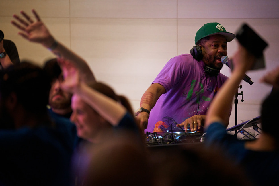 O produtor Just Blaze faz uma apresentação como DJ para clientes e funcionários dentro da Apple Brompton Road.