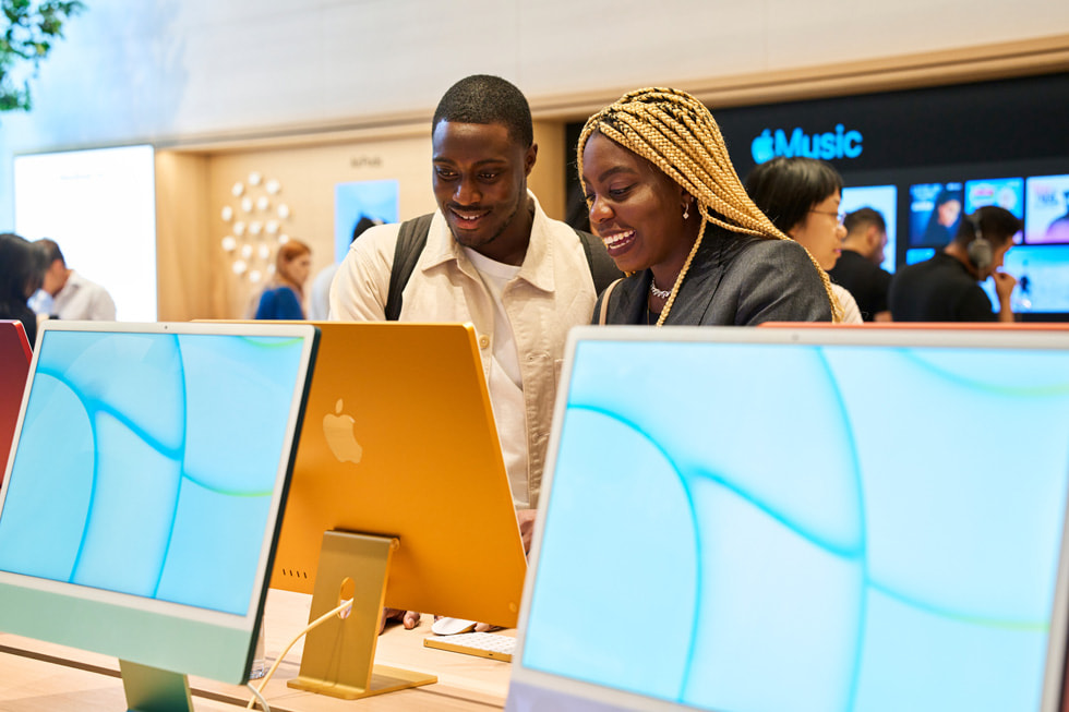 Visitors in Apple Brompton Road try out the iMac 24-inch.