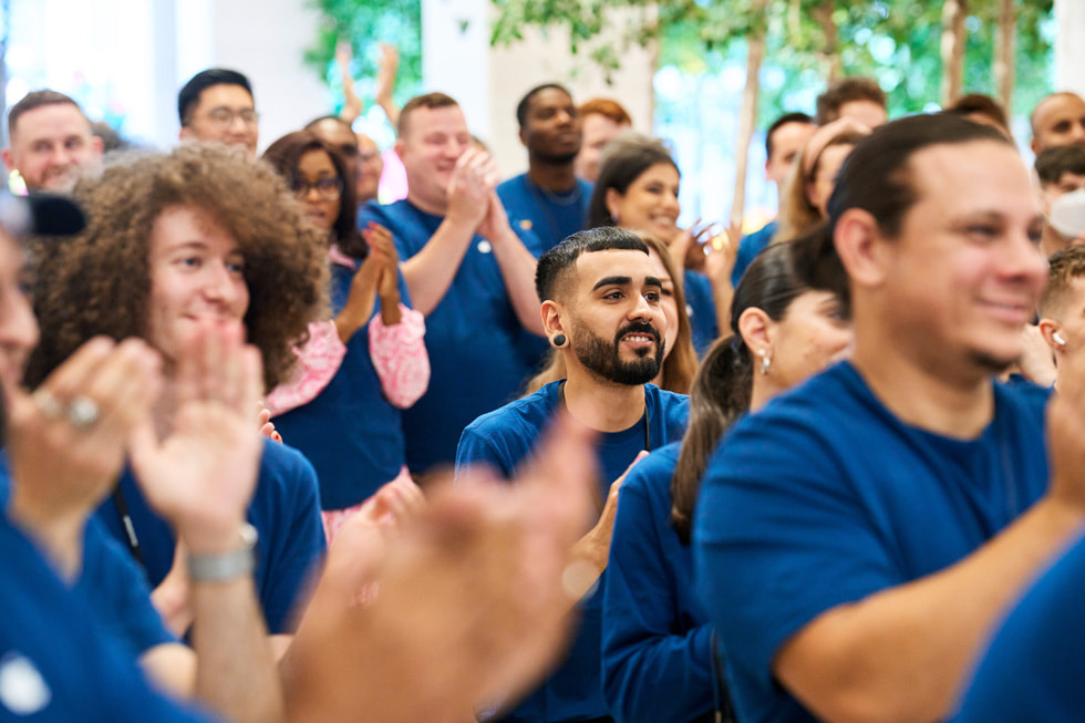 Entre aplausos, el equipo de Apple da la bienvenida a los clientes en la inauguración del Apple Brompton Road.