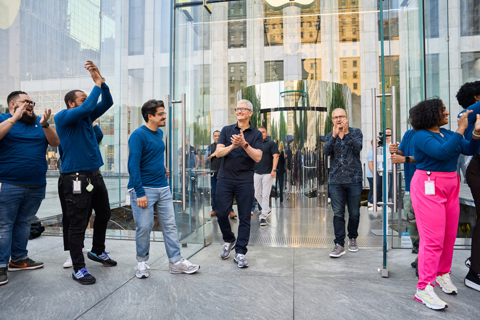 Tim Cook och Greg Joswiak välkomnar de första iPhone 14-kunderna på Apple Fifth Avenue tillsammans med medarbetarna. 