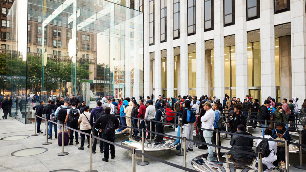 Bij Apple Fifth Avenue staat buiten een lange rij klanten. 