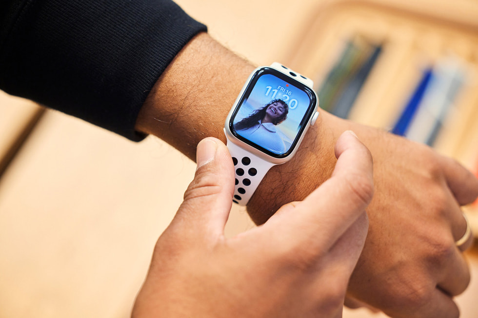 Eine Nahaufnahme des Handgelenks eines Kunden, der die neue Apple Watch Series 8 testet.

