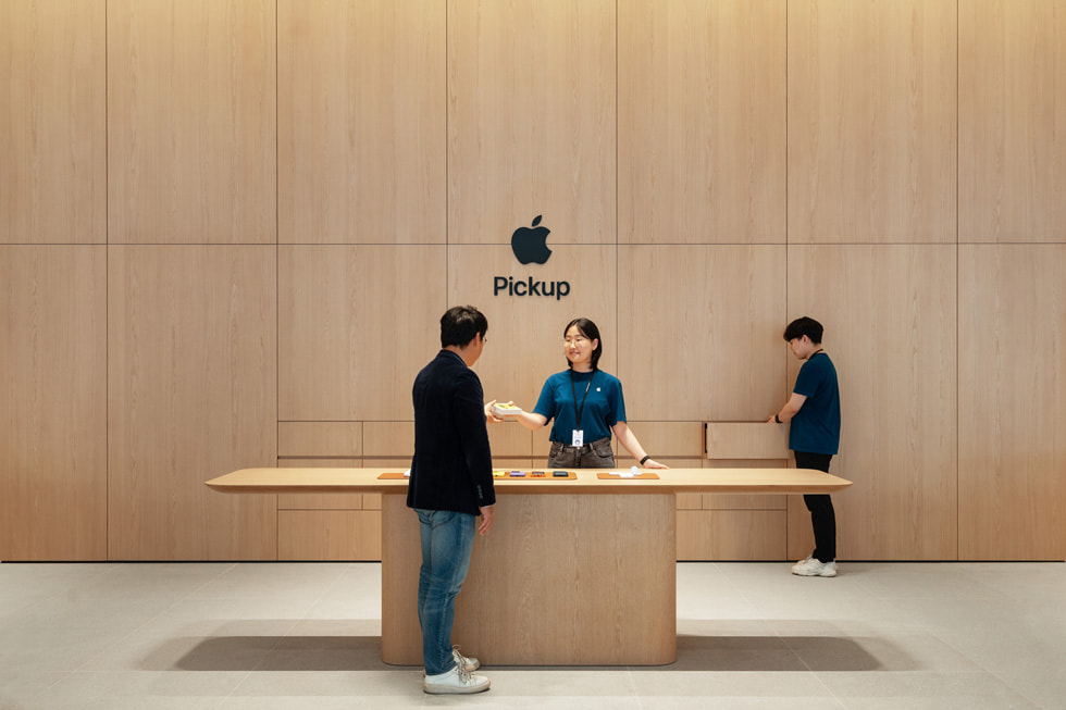 展示 Apple Gangnam 店內的 Apple Pickup 專區、展示枱及以木為主要物料的牆面。