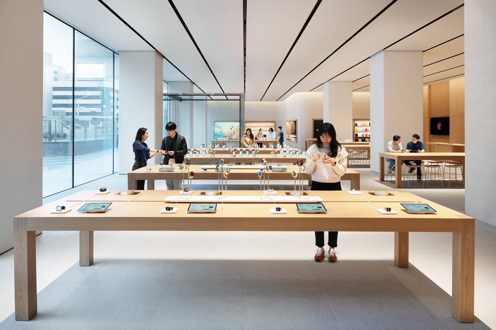 Showcasing product lineups, display tables, and avenues inside Apple Gangnam.