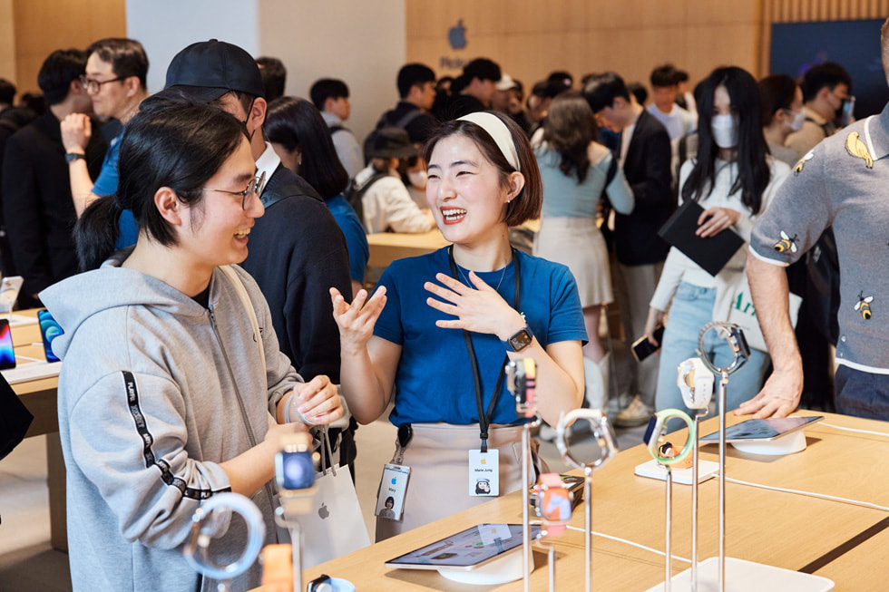 An Apple team member discusses Apple Watch with a customer at Apple Gangnam.