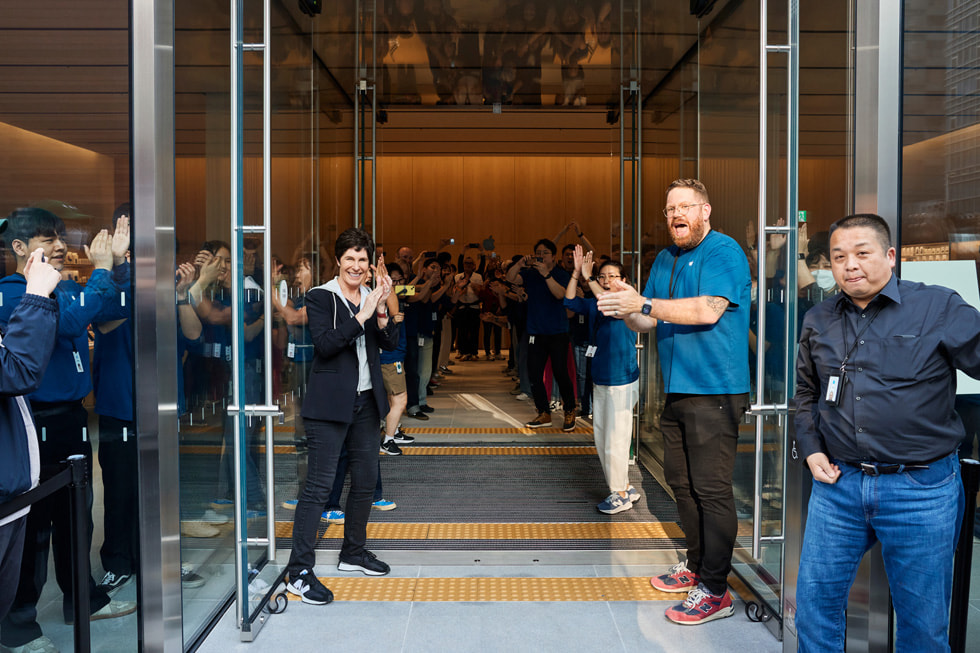 Senior vice president of Retail, Deirdre O’Brien, welcomes the first customers to Apple Gangnam.