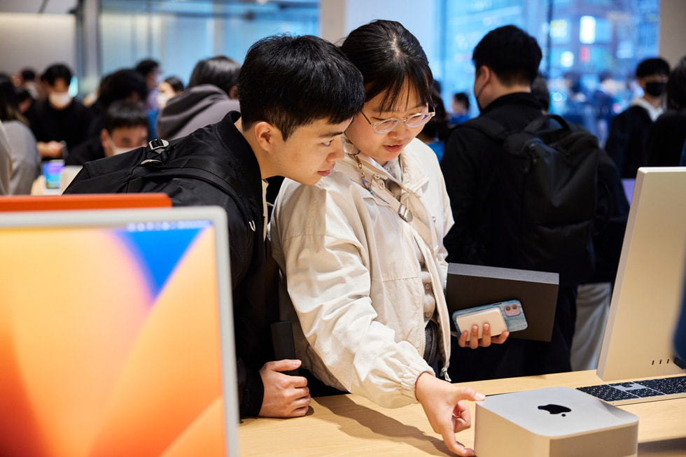 고객이 Apple 강남에서 Mac Studio를 살펴보고 있다. 