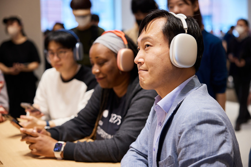 Customers experience Spatial Audio with AirPods Max at Apple Gangnam.