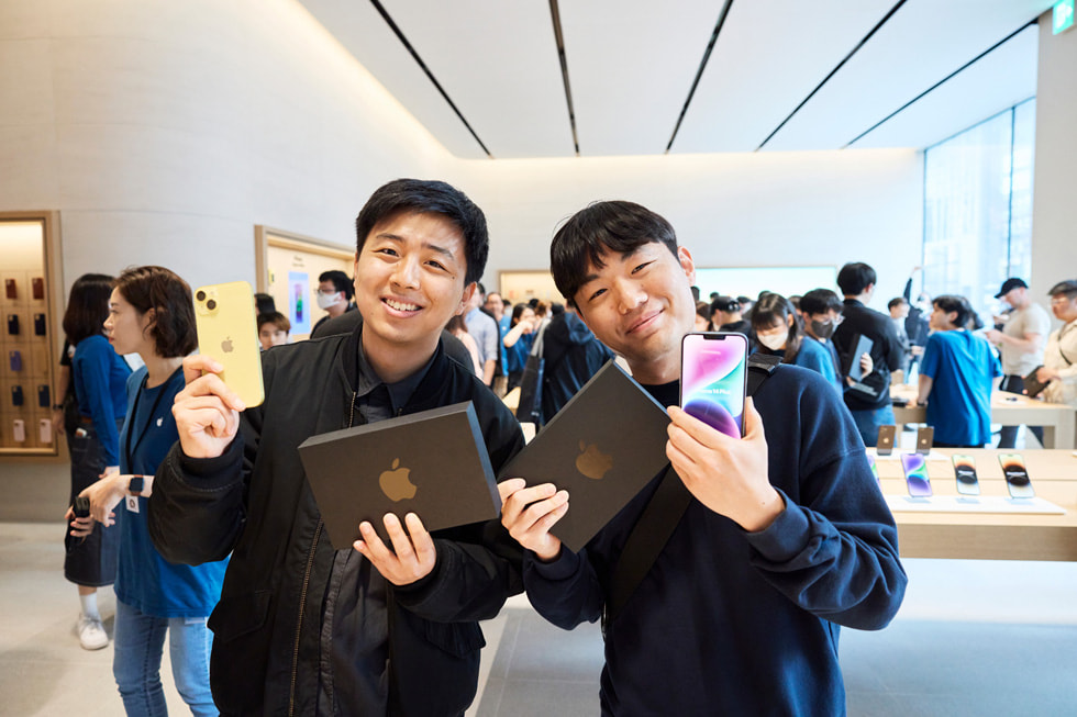Customers with the new iPhone 14 at Apple Gangnam.