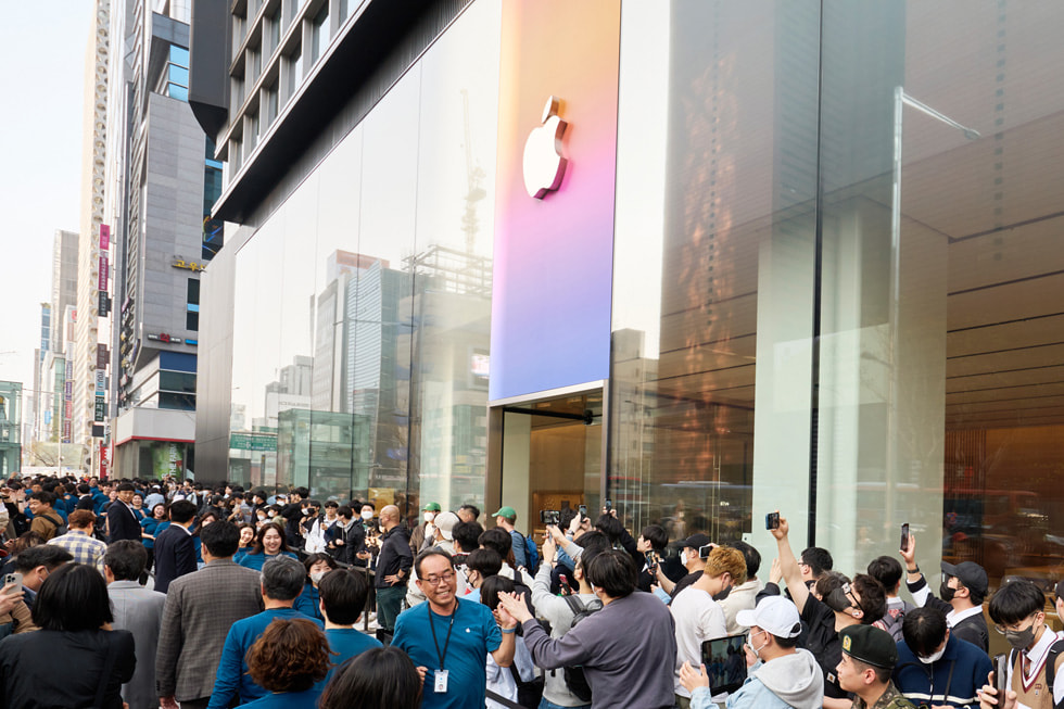 대한민국 서울의 Apple 강남 앞에 고객들이 줄을 서있다.