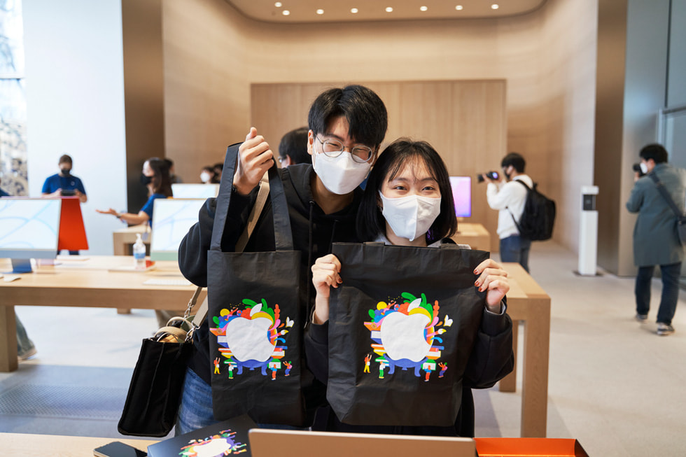 Des clients célèbrent l’inauguration d’Apple Myeongdong.