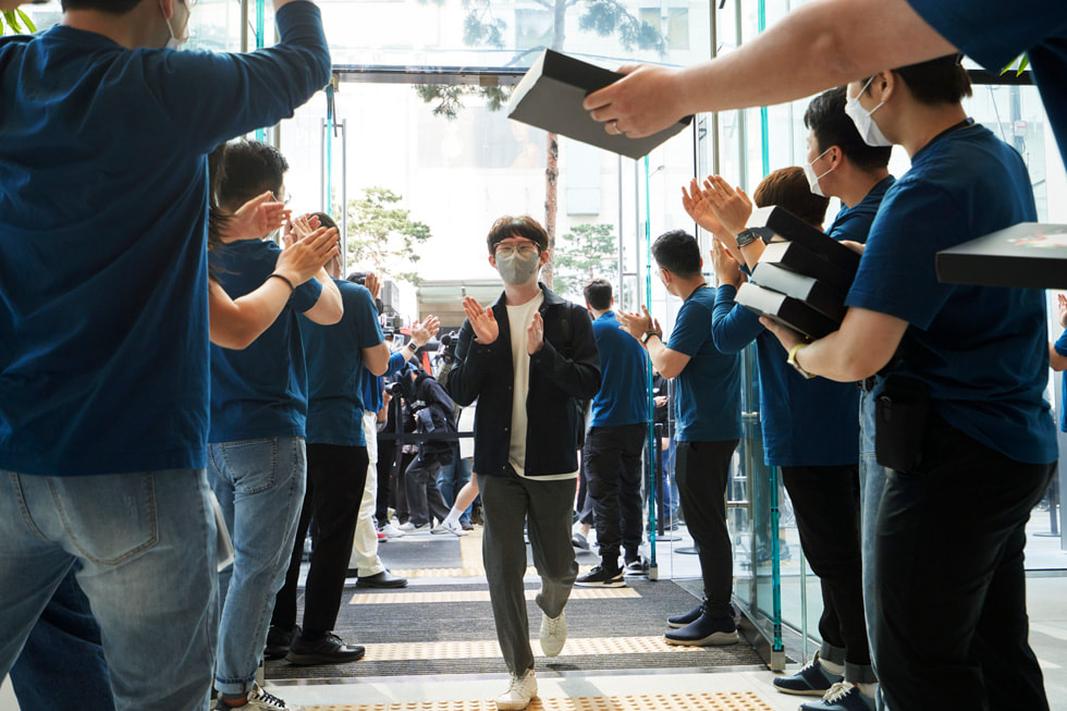 Team members welcome customers at Apple Myeongdong’s grand opening.