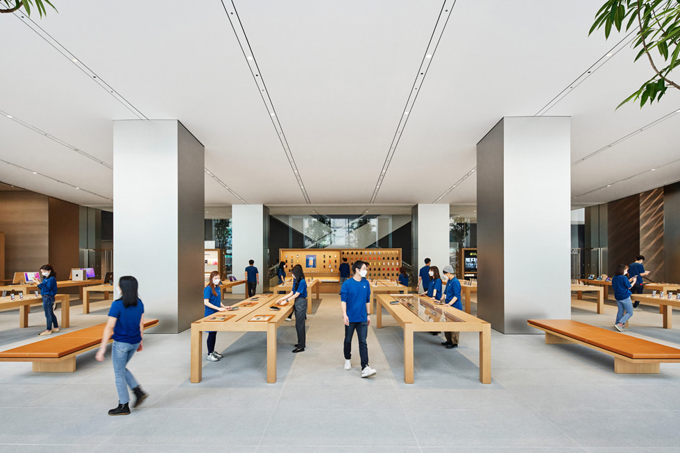 Des clients sont en train de faire leurs achats à Apple Myeongdong, le nouvel Apple Store situé à Séoul.