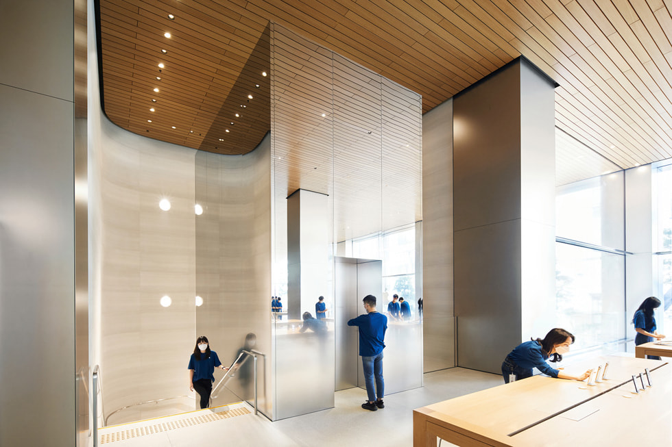 Apple 명동에 위치한 계단을 오르내리는 고객의 모습.