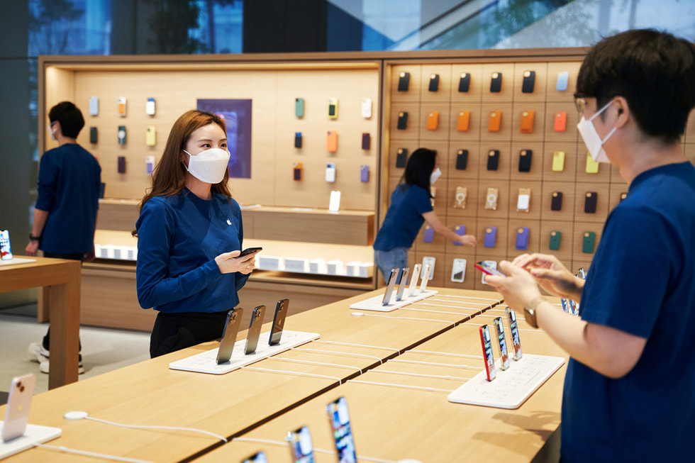 서울에 새롭게 위치한 Apple 명동 내부에서 쇼핑하는 고객의 모습.