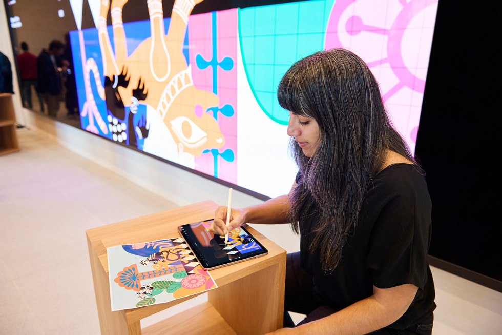 Le mur du Forum à l’intérieur de la nouvelle boutique Apple Pacific Centre de Vancouver, au Canada.