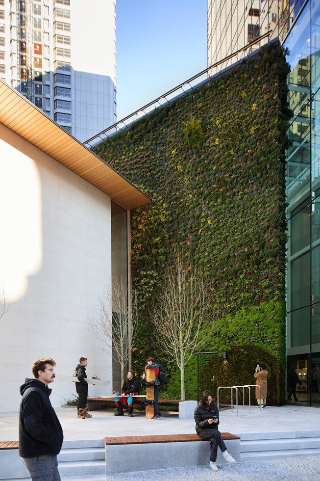 Hình ảnh bức tường thực vật trong Apple Pacific Centre mới tại Vancouver, Canada.