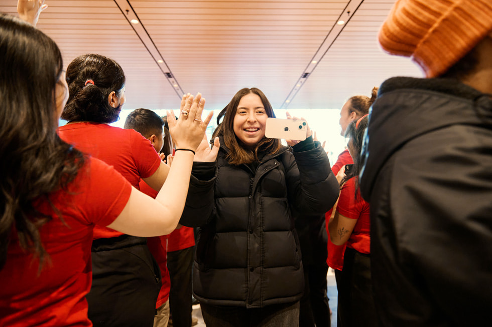 Os primeiros clientes visitam a nova Apple Pacific Centre em Vancouver, Canadá.
