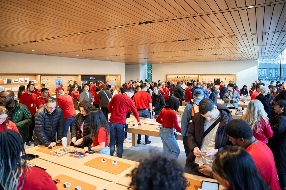 L’intérieur de la nouvelle boutique Apple Pacific Centre à Vancouver, au Canada.