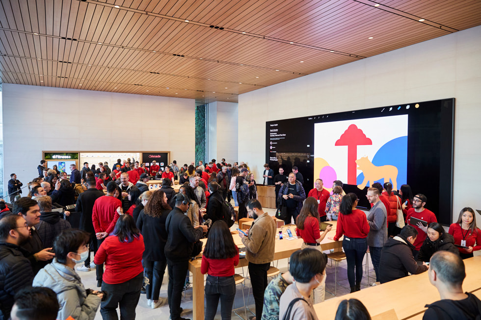 Hình ảnh người hướng dẫn buổi học đứng gần Forum trong Apple Pacific Centre mới tại Vancouver, Canada.