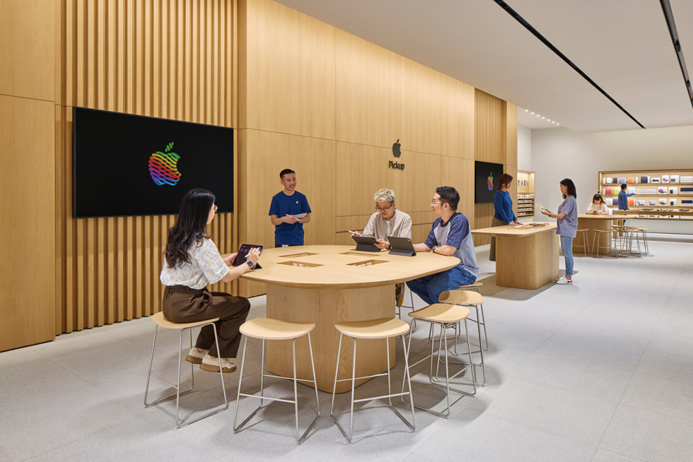 Hentestasjon og rundt bord i Apple MixC Shenzhen. 