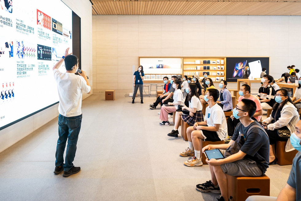 Pekin’de gerçekleşen bir Today at Apple Creative Studios etkinliğinde öğrenciler ve mentorlar bir arada gösteriliyor.