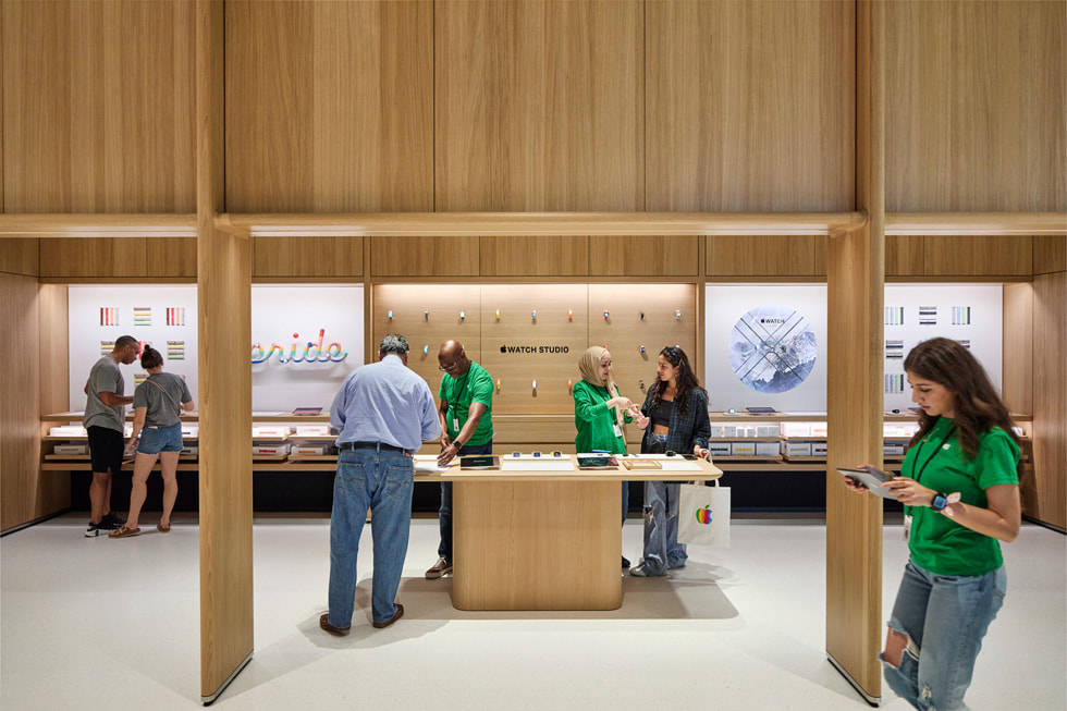 The Apple Watch Studio experience is shown at Apple Tysons Corner.