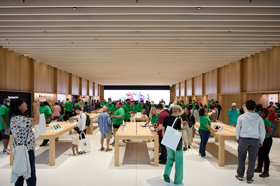 Parte interior da Apple Tysons Corner em Fairfax County, na Virgínia, EUA, é exibida.