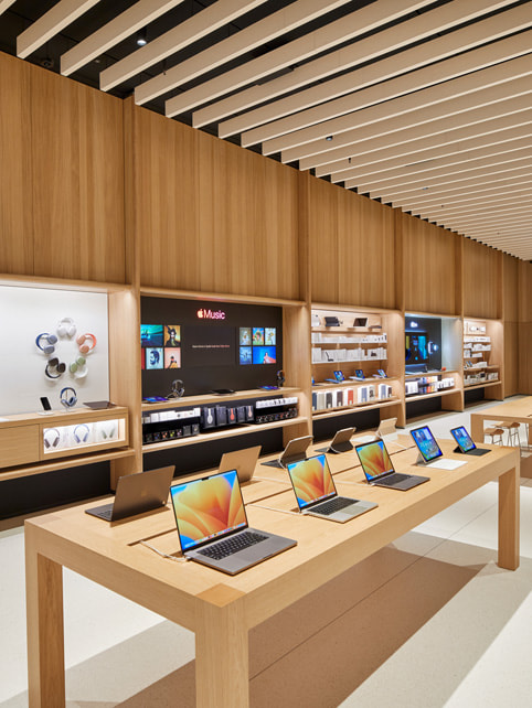 Uno scatto dell’area dedicata ai Mac e una parete con vari prodotti all’Apple Tysons Corner.