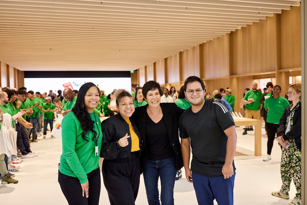 Da esquerda para a direita, uma funcionária da Apple, uma cliente, Deirdre O’Brien e outro cliente posam para uma foto na reinauguração da Apple Tysons Corner.