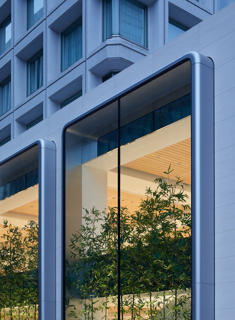 Les fenêtres de style « vitrine » sur deux étages d'Apple Marunouchi.