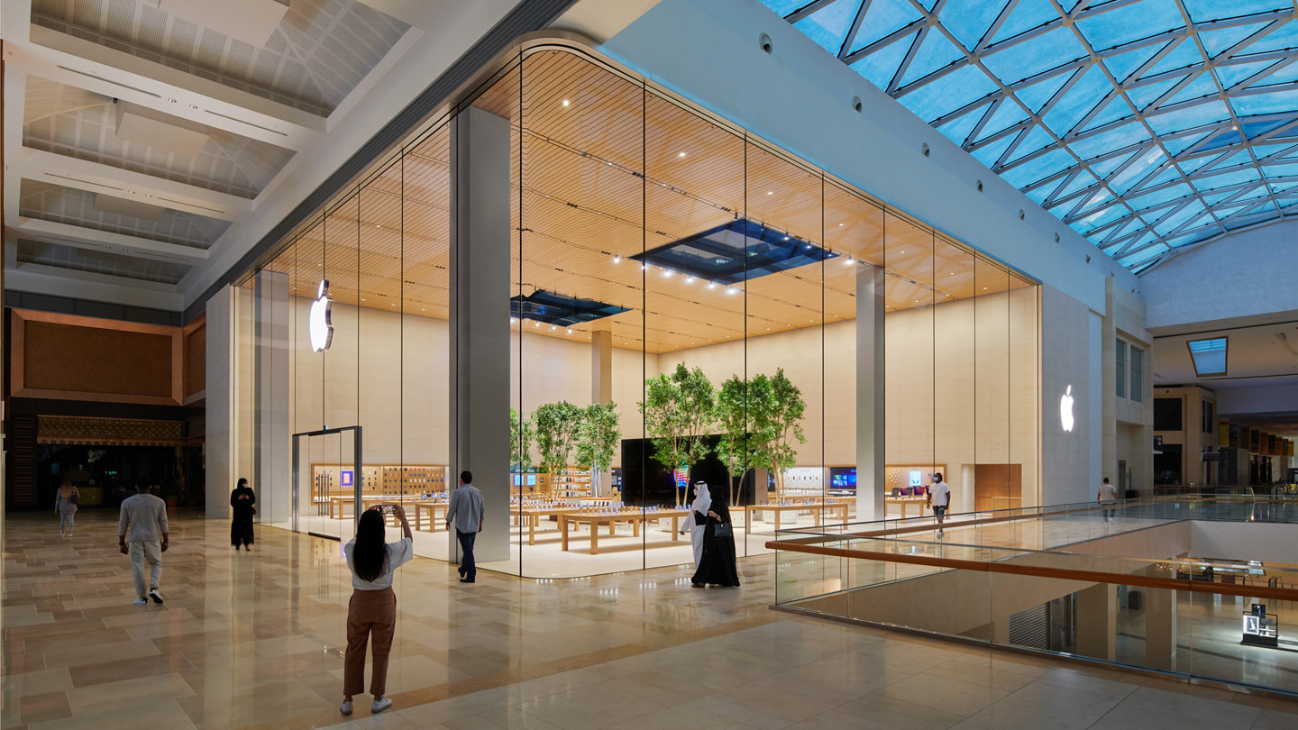 Exterior em vidro curvo da Apple Yas Mall em Abu Dhabi.