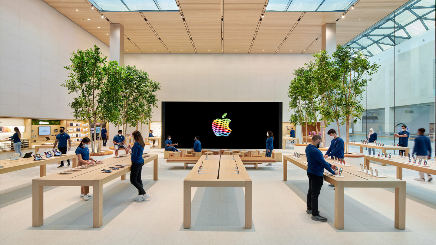 ภายใน Apple Yas Mall มีวิดีโอวอลแบบฟรีสแตนด์และฟอรั่มตั้งอยู่ใจกลางร้านพร้อมด้วย Apple Specialist ยืนอยู่รอบๆ