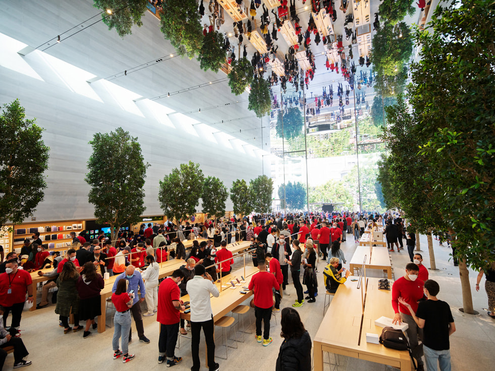 The mirrored ceiling at Apple The Grove.