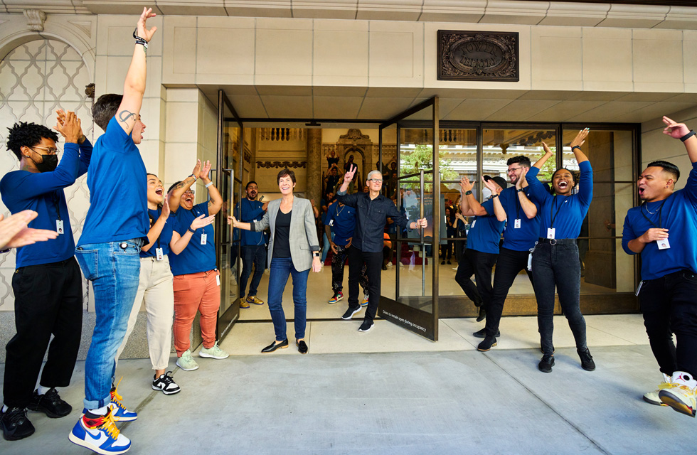 Tim Cook en Deirdre O’Brien bij de opening van Apple Tower Theatre.