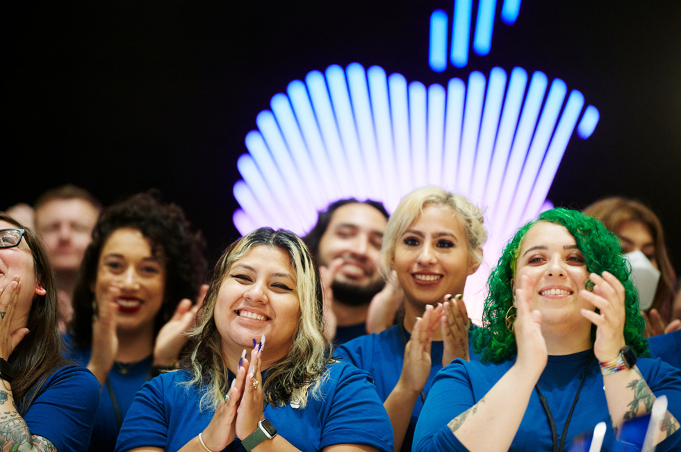 Les membres de l’équipe d’Apple à l’ouverture de l’Apple Tower Theatre.