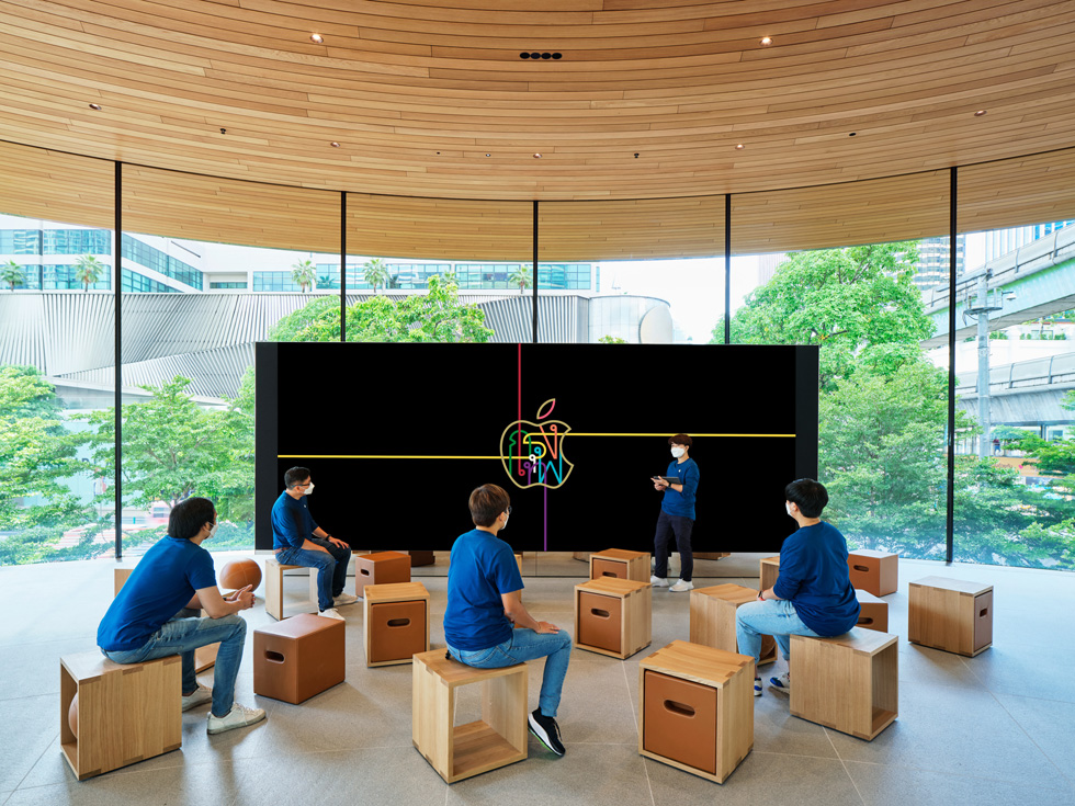 Le mur vidéo dans le Forum d'Apple Central World. 