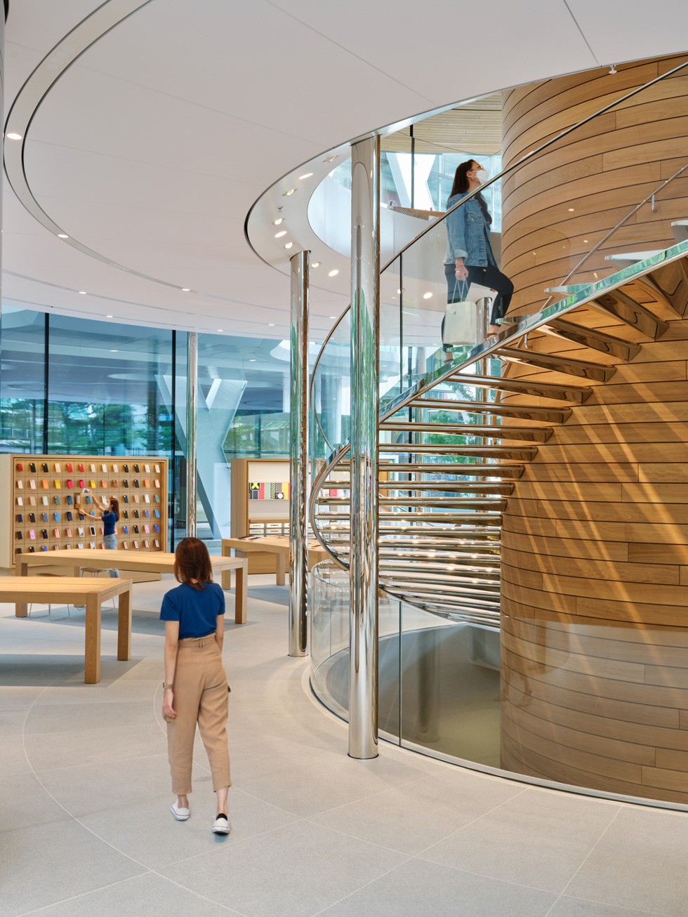 La escalera de caracol rodea un vórtice de madera en el corazón de Apple Central World.