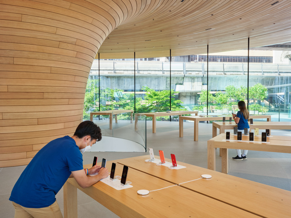 Teamleden van Apple Central World maken de productdisplays in orde. 