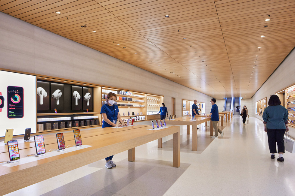 Des membres de l’équipe Apple se préparent à accueillir la clientèle à Apple Marina Bay Sands.
