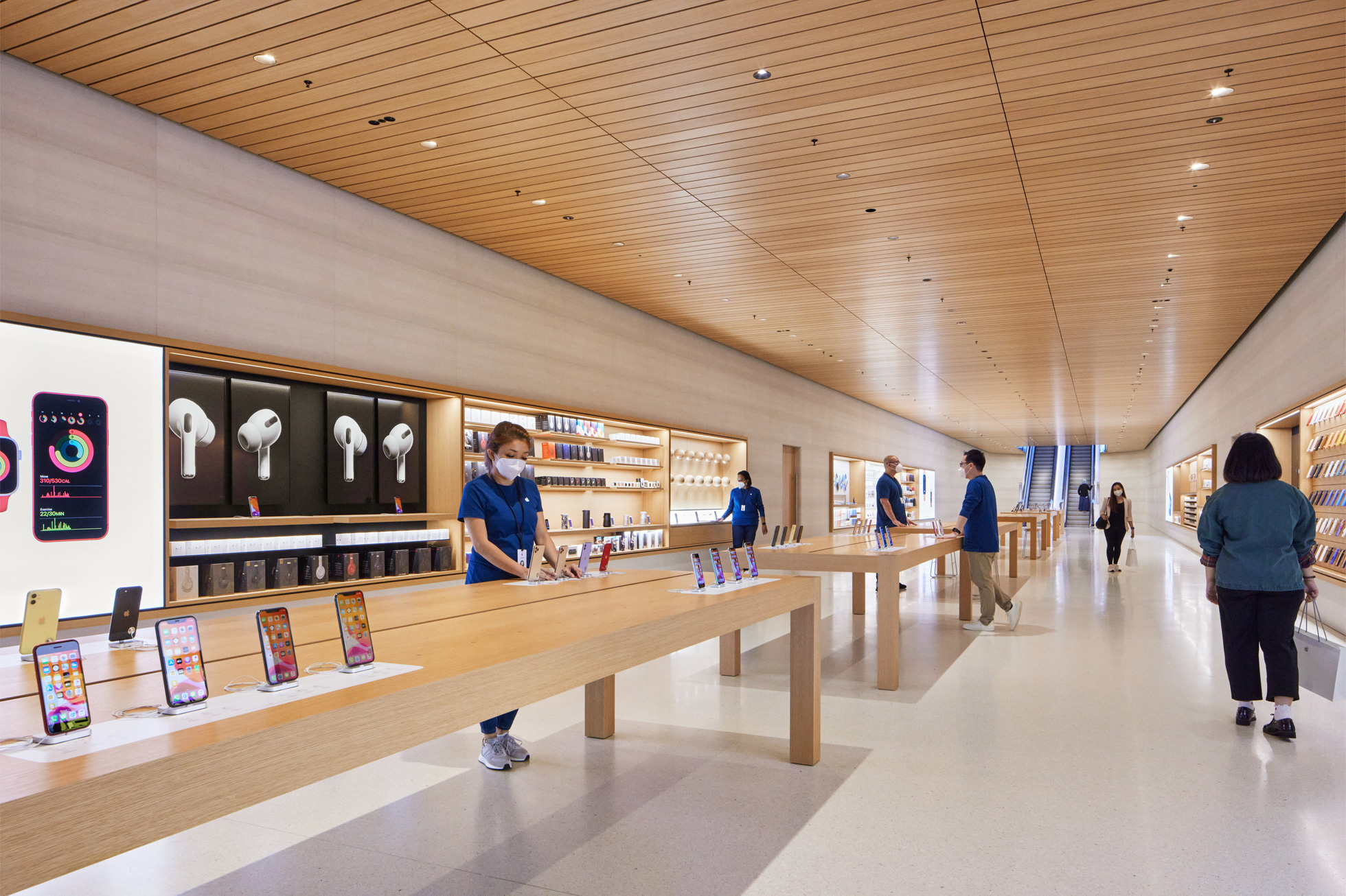 Apple Marina Bay Sands - Customers can explore curated Apple products and accessories or receive personal technical support from Geniuses.