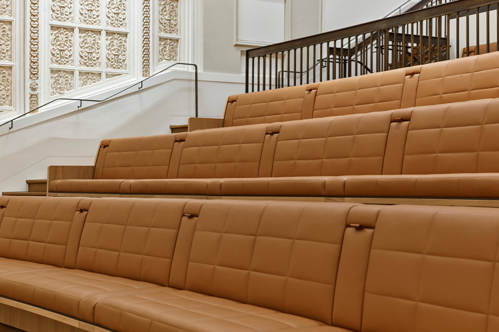 Les places assises du balcon de l’Apple Tower Theatre.