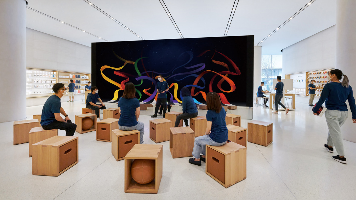 Menschen, die während einer von einem Creative Pro geleiteten „Today at Apple“-Session in Apple Changsha auf Holzwürfeln sitzen.
