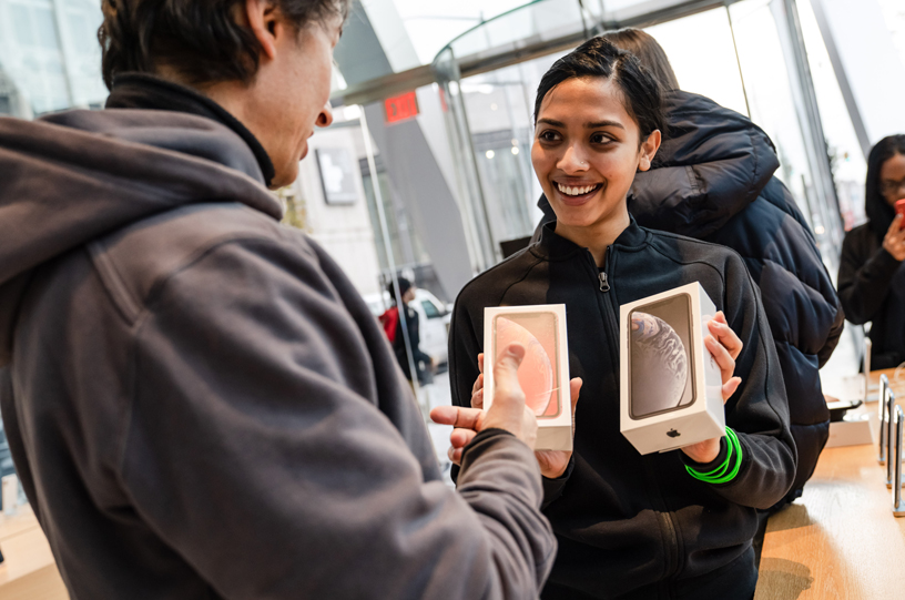 Apple Downtown Brooklynのチームメンバーと話しながらiPhone XRを選んでいるお客様。
