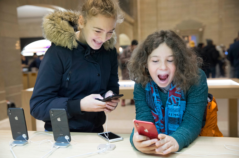 Bambini che provano iPhone XR.