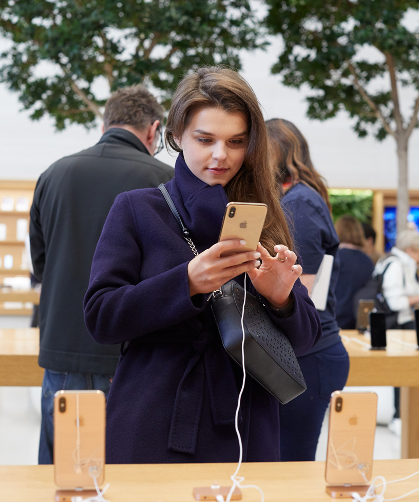 Una mujer sostiene el nuevo iPhone Xs color oro.