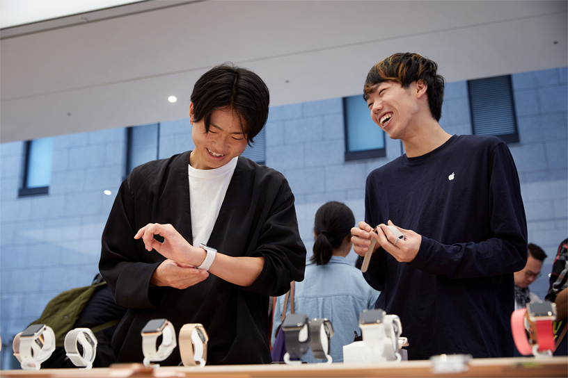 Un membre de l’équipe de la boutique Apple Kyoto aide un client qui essaie une Apple Watch Series 4.