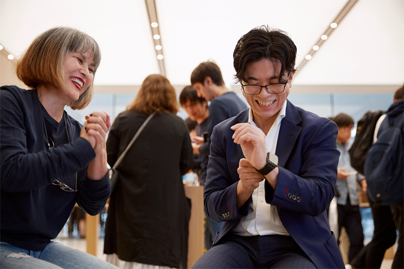 Apple Watch Series 4を腕に着けてみるお客様。