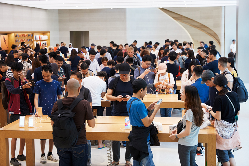 حشد من الناس داخل متجر Apple Orchard Road للبيع بالتجزئة.